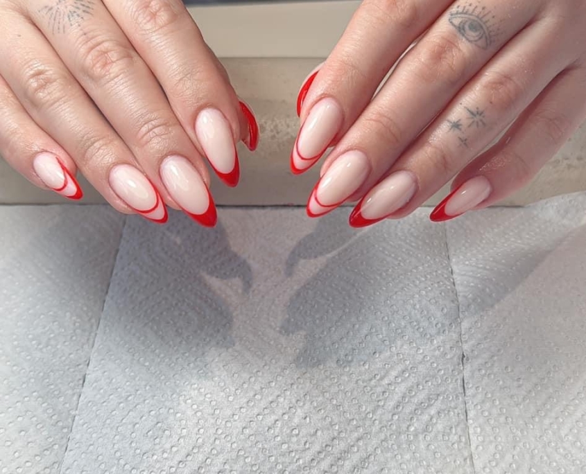 Nail artist applying polish at Sun Nails Täby